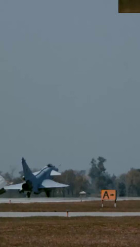 T9p05oKTAKrnYXsc.jpg