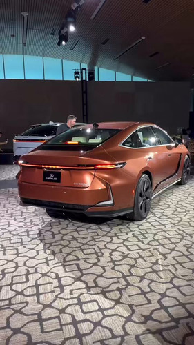 RZ5Xj P3jVkeABEs.jpg