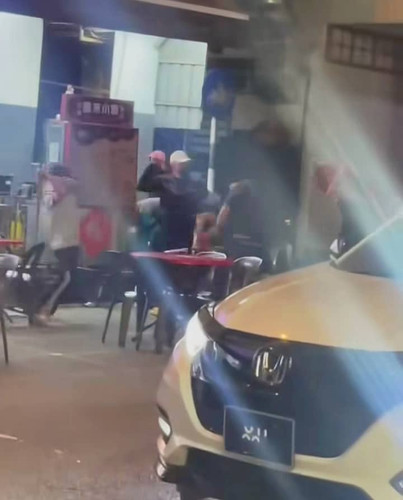 gaduh di restoran.jpg