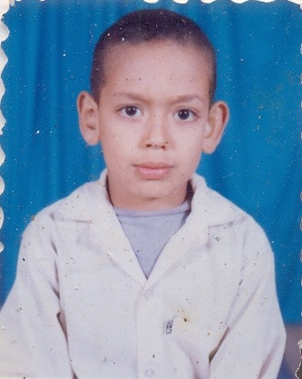 عمرو عباس صورتى وانا صغير.jpg