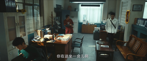 黄雀.Watch.Your.Back.S01E01.2025.2160p.WEB DL.H265.EDR.DDP5.1 HHWEB.mkv 20250326 201434.914.png