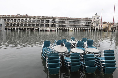 acqua alta venezia piazza.jpg
