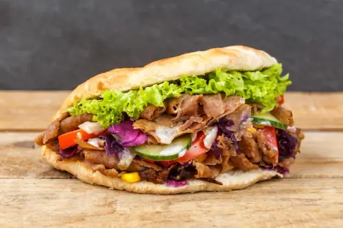 doner kebab doner kebap restauration rapide pain plat planche bois 770123 1281.webp