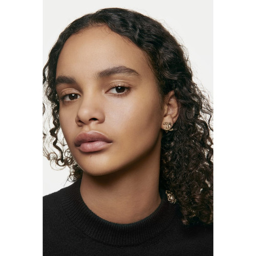 les beiges healthy glow foundation hydration and longwear bd61 1fl oz application visual 1 184744 95.jpg