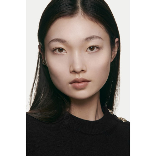 n 1 de chanel revitalizing foundation illuminates moisturizes protects br12 1fl oz application visua.jpg