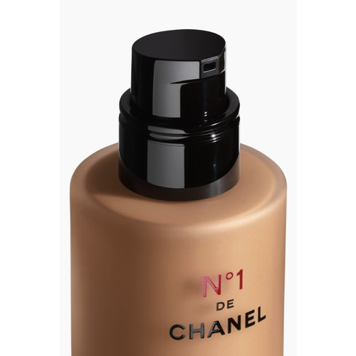 n 1 de chanel revitalizing foundation illuminates moisturizes protects b110 1fl oz packshot alternat.jpg