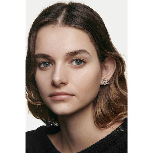 n 1 de chanel revitalizing foundation illuminates moisturizes protects b20 1fl oz application visual.jpg