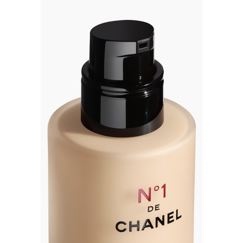 n 1 de chanel revitalizing foundation illuminates moisturizes protects b20 1fl oz packshot alternati.jpg