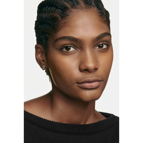 n 1 de chanel revitalizing foundation illuminates moisturizes protects bd111 1fl oz application visu.jpg
