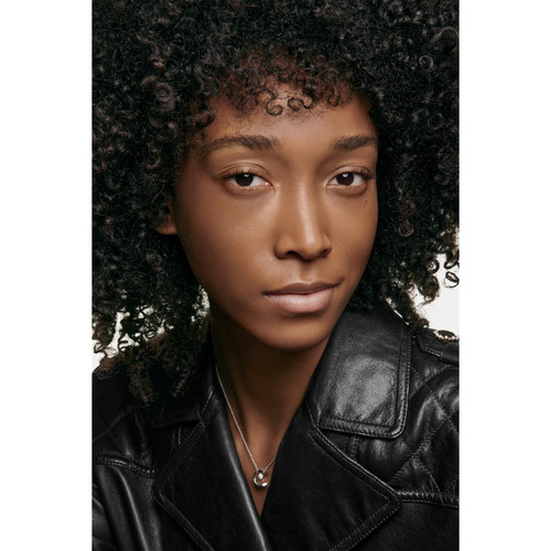 n 1 de chanel revitalizing foundation illuminates moisturizes protects b110 1fl oz application visua.jpg