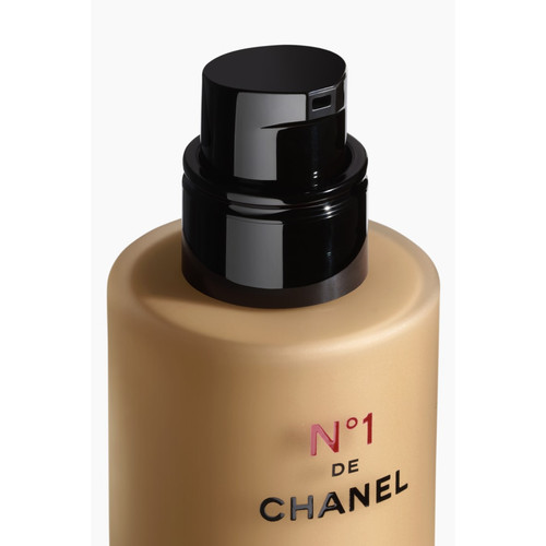 n 1 de chanel revitalizing foundation illuminates moisturizes protects b80 1fl oz packshot alternati.jpg