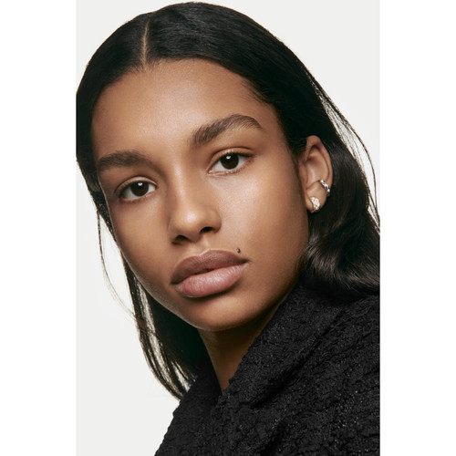 n 1 de chanel revitalizing foundation illuminates moisturizes protects b80 1fl oz application visual.jpg