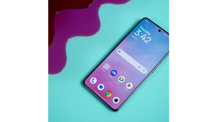 OnePlus 13R em fundo azul
