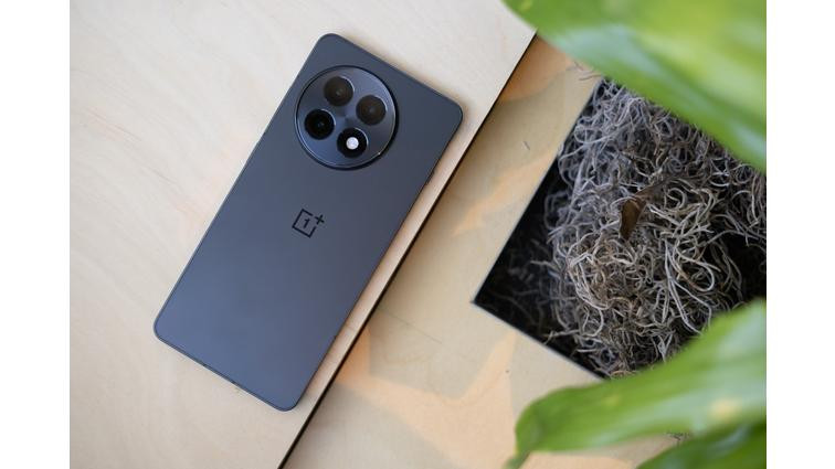 OnePlus 13R em mesa de madeira