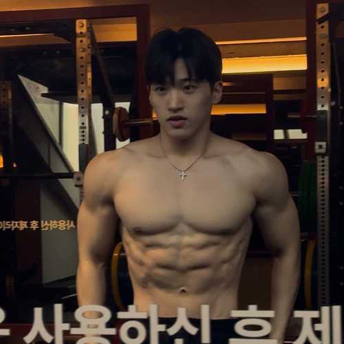 Photo shared by 최승우 on March 31, 2025 tagging @gymcore.officialbrand. Có thể là hình ảnh về 1 người,.1