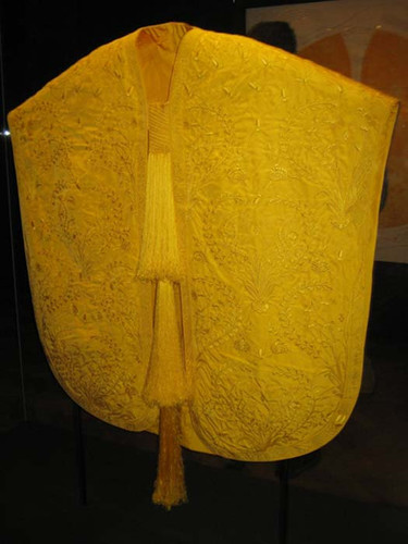 The golden spider silk cape 