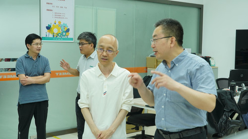 麦格米特集团副总经理赵英军与中建钢构研究院院长冯清川交谈.jpg