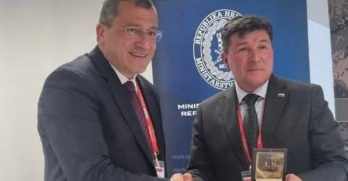 10165971844461039392?url=https%3A%2F%2Ffactor.am%2Fwp content%2Fuploads%2F2025%2F04%2FMyCollages 202.jpg