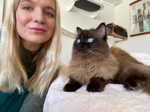 Meet Madolline the woman who travels the world by exchanging Cat Sitting for free hosting 62aa5fa6dc.jpg