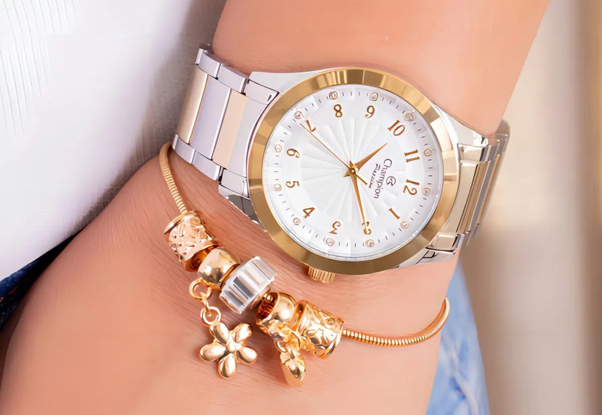 Kit Relógio Feminino Champion Original Bicolor Luxo + Pulseira Berloques Modelo Analógico com Pulseira em Aço inoxidável com Detalhes Prata e Dourado CN29409S