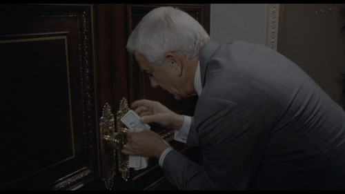 Agárralo Como Puedas (1988) UHDRemux 2160p DV HDR10 HEVC DD 2.0 HDZ.mkv snapshot 00.44.24.036.jpg