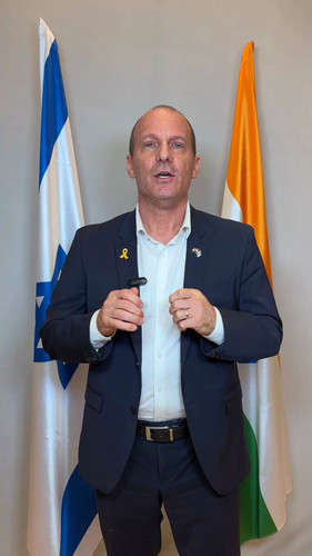 a6Vi7RQOUYlLQFzG.jpg