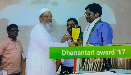 Dr. Rahul Ghosh receiving Dhanvantari Award 2017