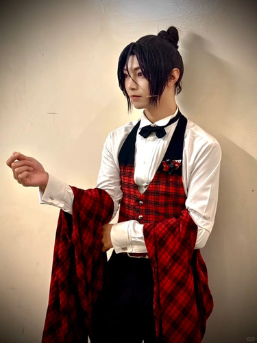 存档下近期魔法药公演小武的夏老板单人照 1 纨子不能吃 来自小红书网页版.jpg