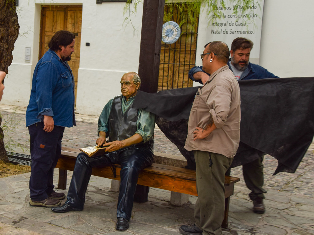 La estatua de Sarmiento volvió a la casa del prócer luego de tres semanas de un intenso trabajo de restauración, a cargo de la Dirección de Infraestructura Cultural del Ministerio de Turismo, Cultura y Deporte.
