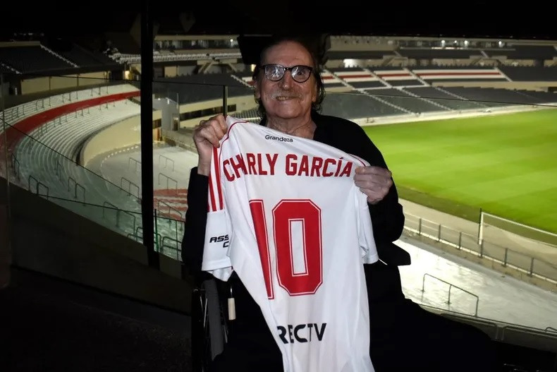 Charly García fue al Monumental y River le entregó una camiseta con su nombre