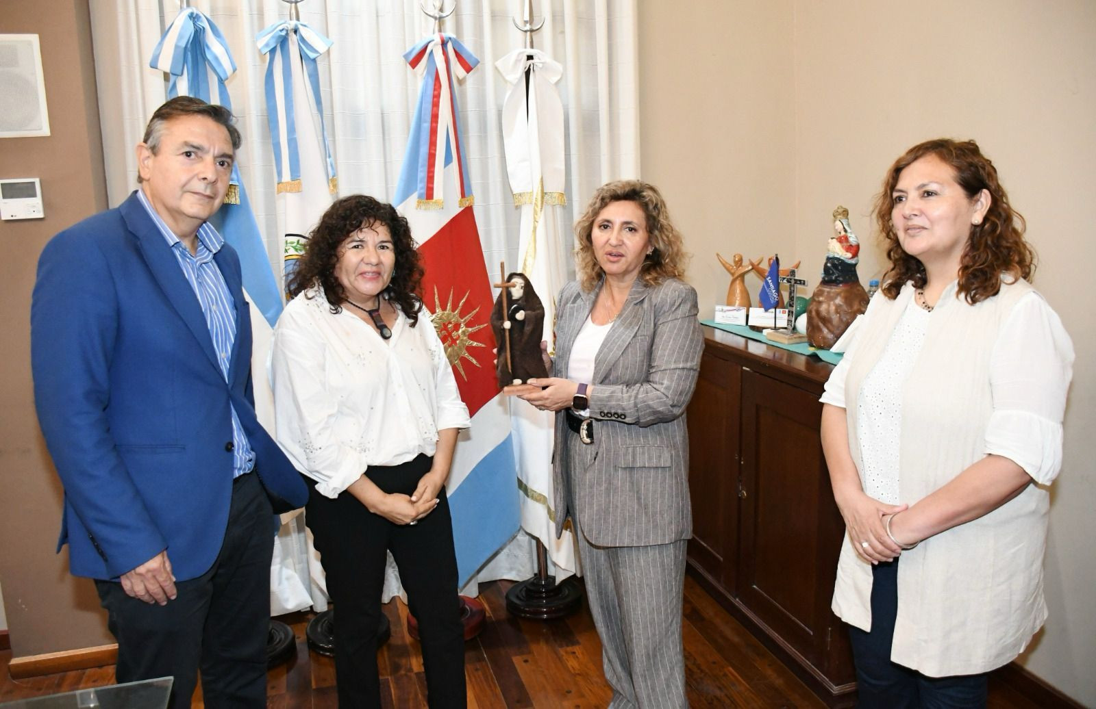 481071384_1399532088158785_5502792969322691610_n.jpg La intendente Fuentes recibió en el Salón de Acuerdos a artesana premiada en la feria nacional de Cosquín