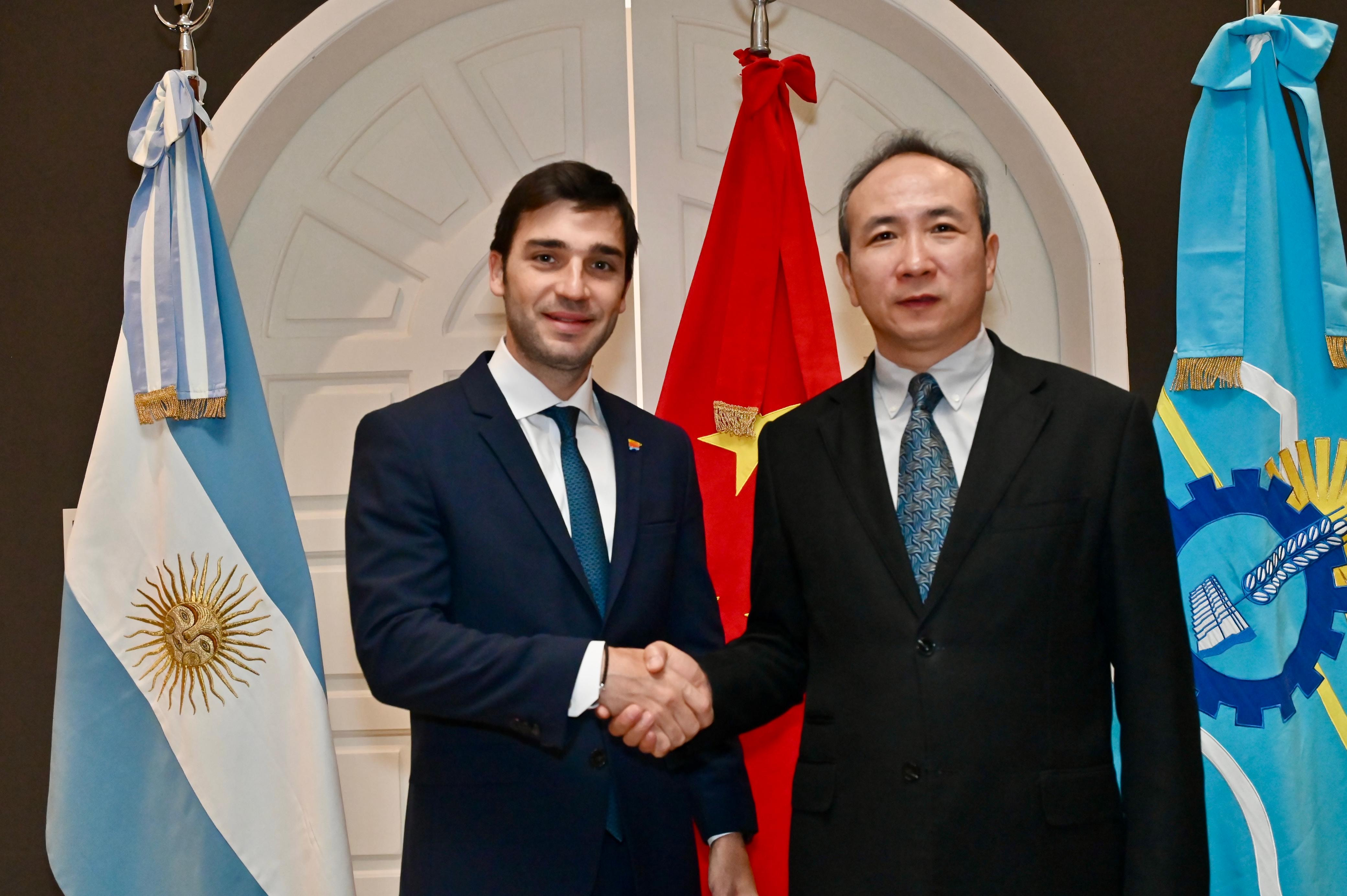 Torres se reunió con el embajador de la República Popular China: “Estamos dando muestras que con previsibilidad, alivio fiscal y seriedad se pueden sostener vínculos estratégicos”