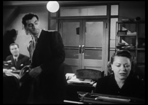 cap Escape.by.Night.1953.576p.WEB DL.AAC2.0.H264 00 05 22 05.jpg