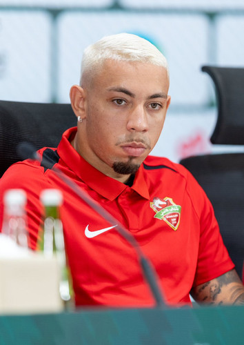 GqapjZsWYAEZcU8.jpg