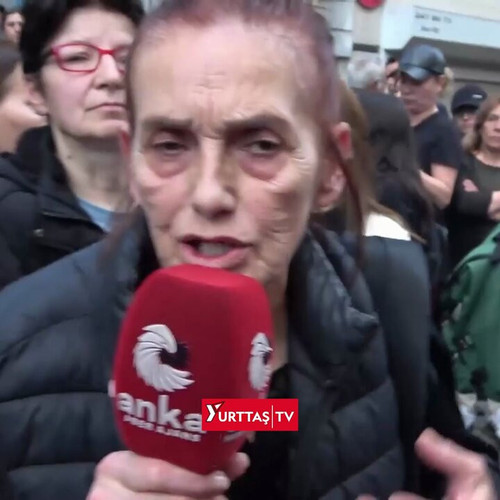 knGyYuZGMdX32mIK.jpg