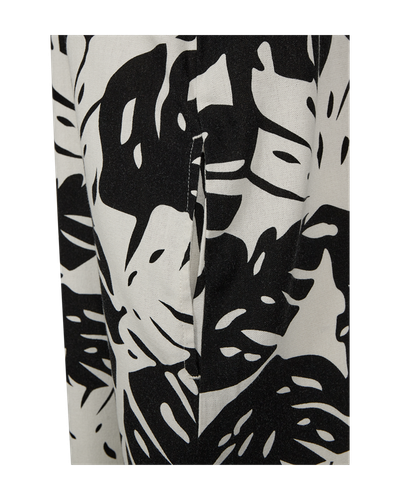 packshot 2 206097 9103 Details 1 FQLAVISCO DRESS Moonbeam w. BLACK.png
