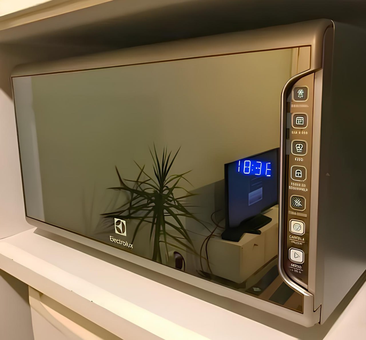 Micro-ondas Electrolux 31L cor Inox Espelhado com Painel Integrado e Função Tira Odor (MI41S) Micro-ondas Electrolux 31L cor Inox Espelhado com Painel Integrado e Função Tira Odor (MI41S)