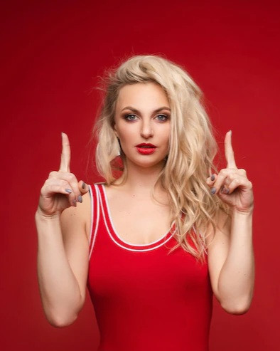 loira linda em um maio vermelho com maquiagem brilhante e labios vermelhos 132075 12732.jpg