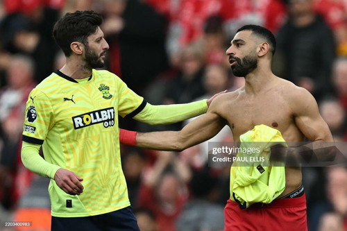 Southampton's English midfielder #10 Adam Lallana talks with Liverpool's Egyptian striker #11 Mohame.jpg