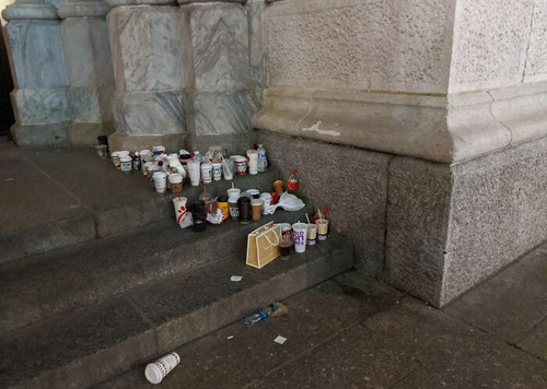681c90b597367 dear tourists please dont do this.jpg