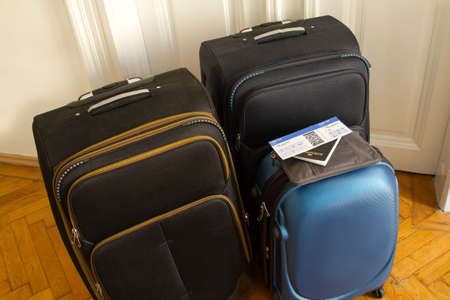 30413054 billet d avion passeport et bagages pr%C3%AAt %C3%A0 voyager.jpg