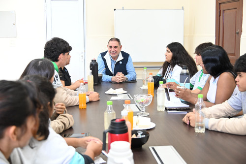 Jofre con alumnos 1.jpg