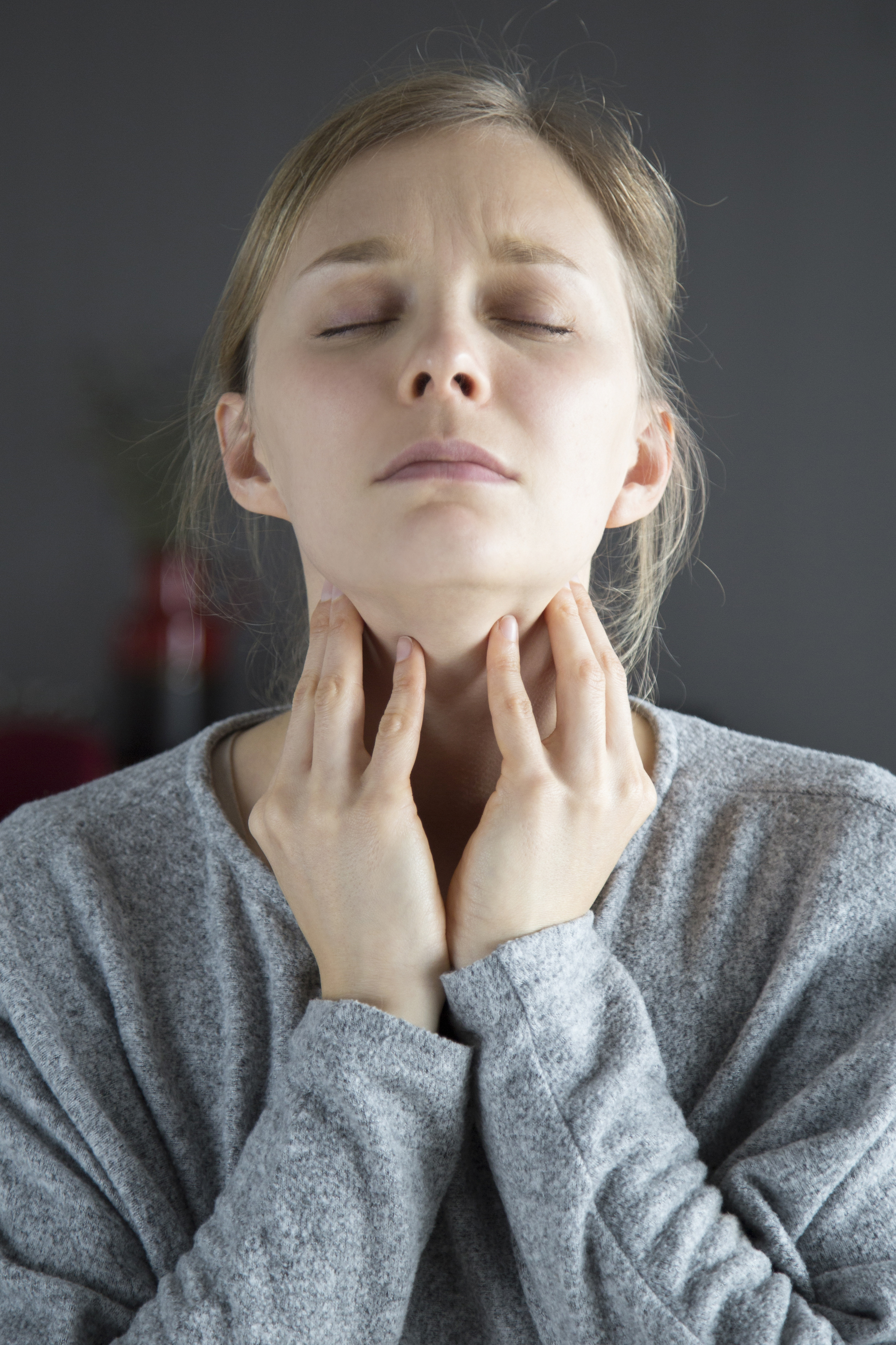 mujer-enferma-con-los-ojos-cerrados-que-tiene-dolor-de-garganta-tocar-el-cuello.jpg mujer-enferma-con-los-ojos-cerrados-que-tiene-dolor-de-garganta-tocar-el-cuello.jpg