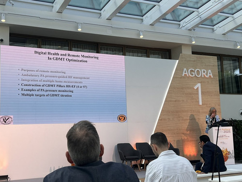 GrX7ofTXAAABroz.jpg