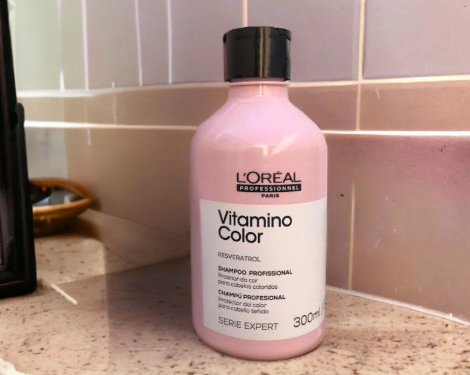 L’Oréal Professionnel Shampoo Vitamino Color, Protege e Preserva a Cor do Cabelo, Previne Danos, Adiciona Luminosidades aos Fios, 300ml L’Oréal Professionnel Shampoo Vitamino Color, Protege e Preserva a Cor do Cabelo, Previne Danos, Adiciona Luminosidades aos Fios, 300ml