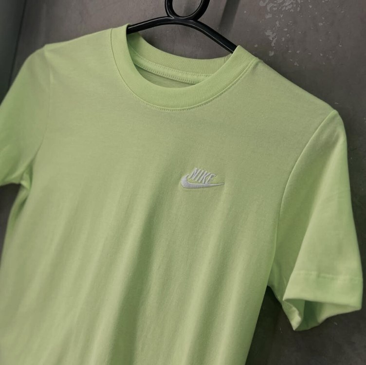 Camiseta Nike Sportswear Club Masculina – Amarelo