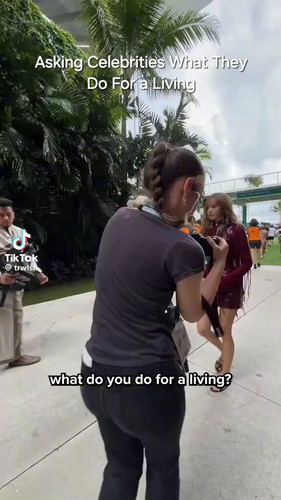 BbyvaJeMKDxBprYj.jpg