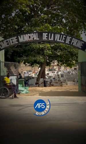 r2C1xHK6Ybz Kmfx.jpg