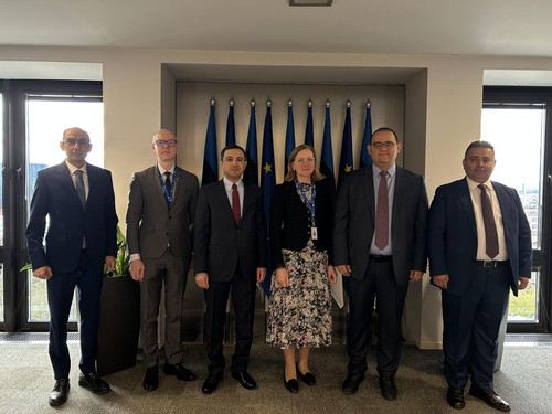 GqcMyh0W0AAOMv5.jpg