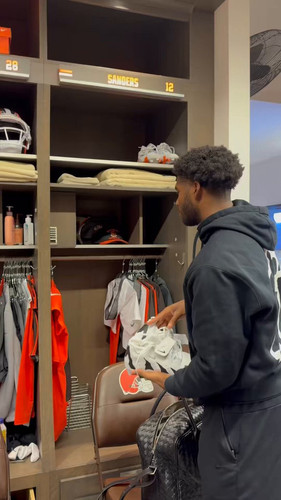 hkKpLVOf3 rh9AB7.jpg